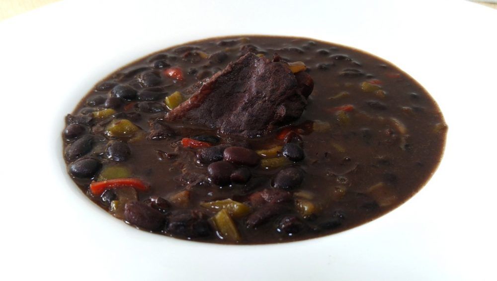 alubia negra o frijol con costilla
