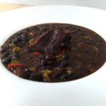 alubia negra o frijol con costilla