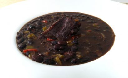 alubia negra o frijol con costilla