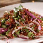 Ensalada con quinoa roja, vegetales y pollo