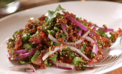 Ensalada con quinoa roja, vegetales y pollo