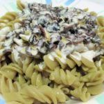 Espirales de guisantes con champiñones en salsa blanca