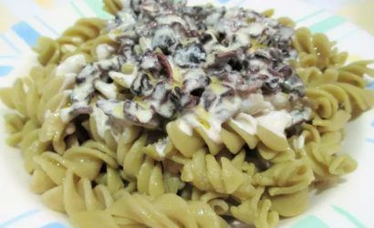 Espirales de guisantes con champiñones en salsa blanca