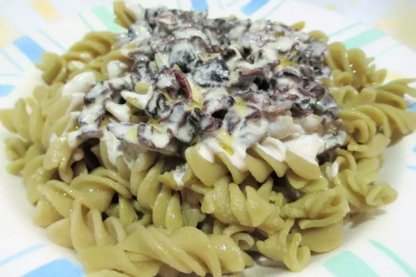 Espirales de guisantes con champiñones en salsa blanca