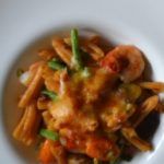 Rigatoni de lenteja roja con langostinos y verduras