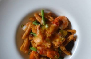 Rigatoni de lenteja roja con langostinos y verduras