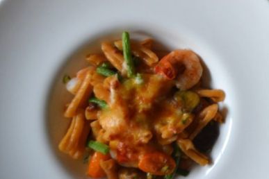 Rigatoni de lenteja roja con langostinos y verduras