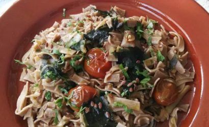 Tallarines de setas y castañas con setas y alga wakame